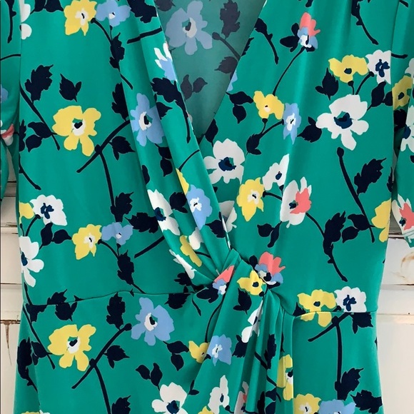 Faux wrap floral dress with asymmetric hemline - Picture 3 of 6